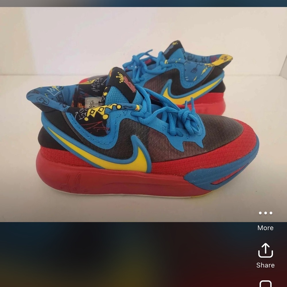 Nike Kids' Kyrie 8 GO SE, Superman. Size 5.5y